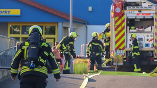 Nullsicht, Vermisste, Alarm: Feuerwehr kämpft sich durch den Supermarkt