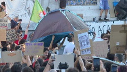 Lissabon: Demonstrierende zelten auf Rossio-Platz und prangern Wohnungsnot in Portugal an