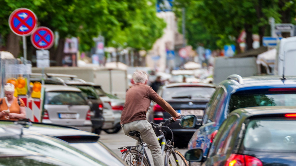 Auf der Berger Straße in Frankfurt-Bornheim geht es eng zu (Archivbild).