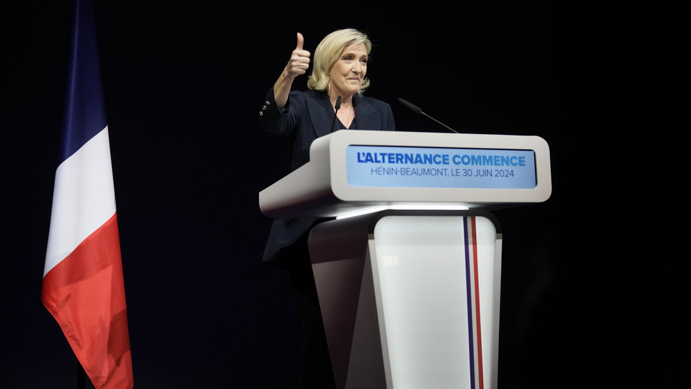 Die erste Runde der Parlamentswahlen in Frankreich kommt einem politischen Beben gleich. Die Rechtsnationalen um Spitzenkandidatin Marien Le Pen könnten stärkste Kraft werden. Jetzt richten sich alle Augen auf die kommende Woche.