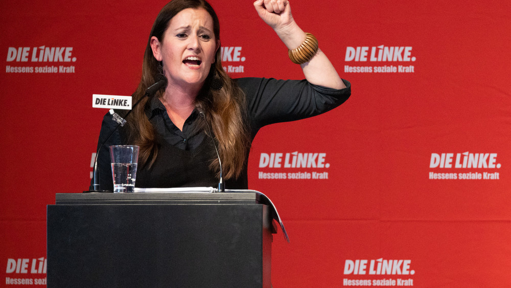 Janine Wissler spricht auf einem Landesparteitag der hessischen Linke (Archivfoto).