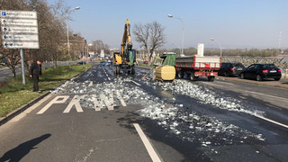 Scherbenmeer an Brücke: Anhänger mit Wein kippt in Mainz um