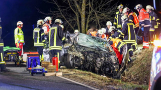 Autofahrerin kracht in Ehrenberg gegen Baum: Schwer verletzt