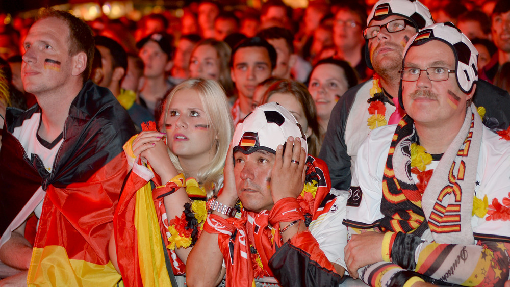 Schminke, Fahne, Trikot und co.: Zur Fußball-Europameisterschaft im eigenen Land sind wieder tausende Fanartikel in deutschen Shops erhältlich.