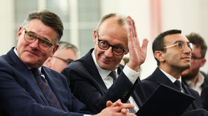 Kanzler Merz startet Hessenbesuch im neuen Flughafenterminal