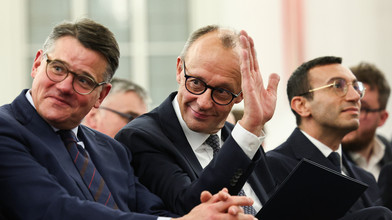 Kanzler Merz startet Hessenbesuch im neuen Flughafenterminal