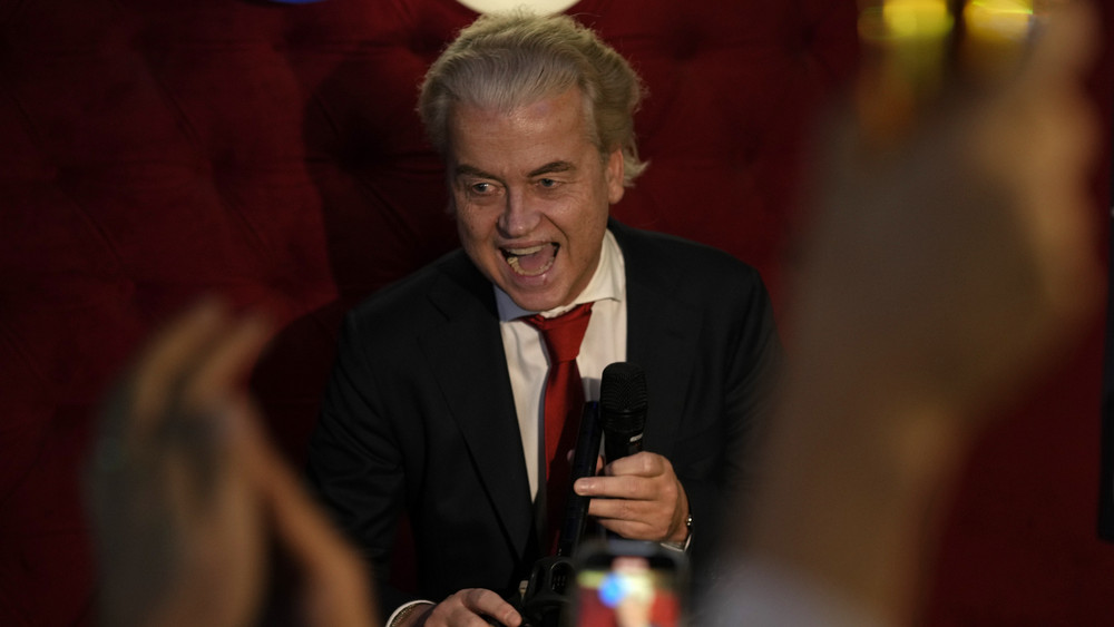 Wilders lacht frenetisch.