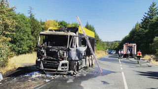 LKW brennt bei Heidenrod-Kemel - Sperrung von Bundesstraße
