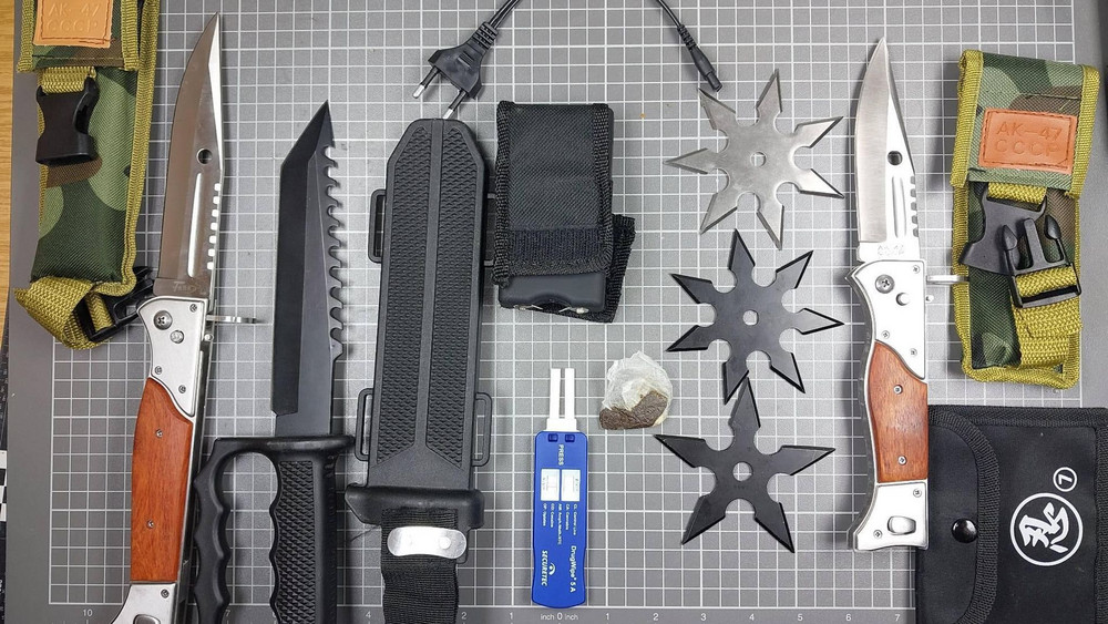 Jugendliche mit verbotenen Waffen erwischt