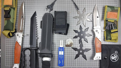 Im Taxi: Teenager mit verbotenen Waffen an Grenze gestoppt