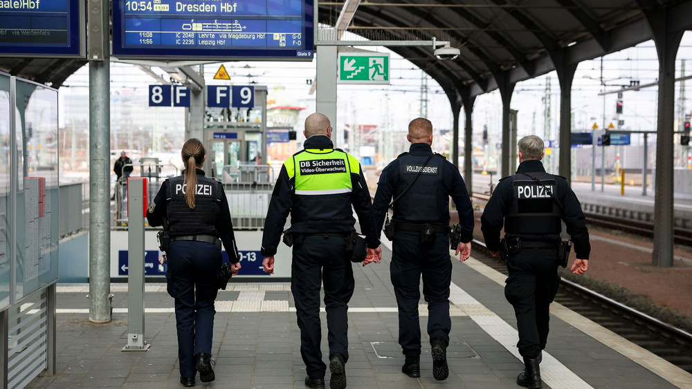 Quattro-Streifen am Hauptbahnhof Halle
