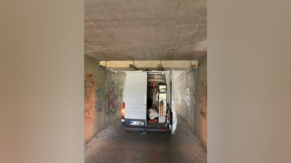 In Linsengericht ist ein Transporter in einer Unterführung steckengeblieben. 