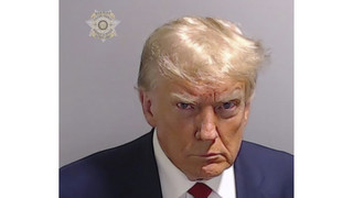 Grimmiger Blick: Trump zeigt historisches Polizeifoto