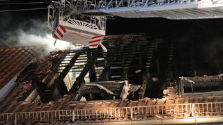 Brand in Hirschberg: Dachstuhl in Flammen