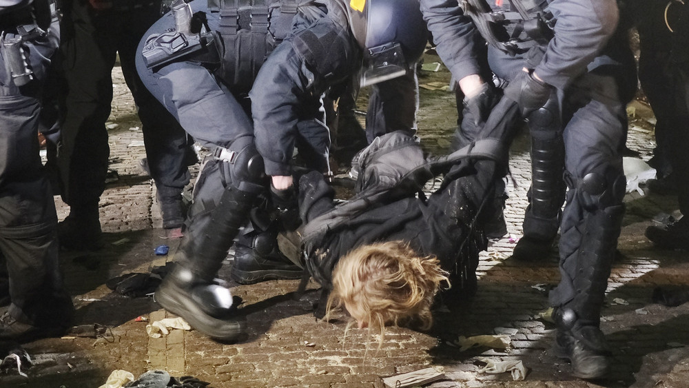 Heftige Ausschreitungen bei Demonstrationen in Leipzig: Die Polizei hat bis zu 50 Personen in Gewahrsam genommen.