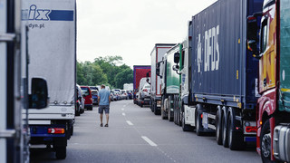 Betrunken mit 2,1 Promille durch die Rettungsgasse gefahren