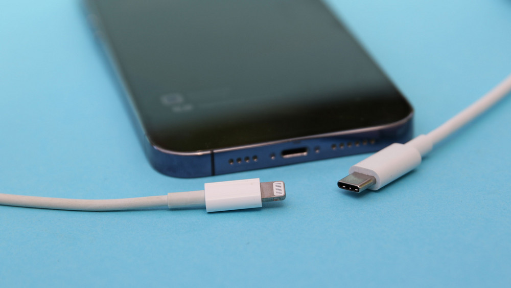 Dezember neue Regeln Gesetze USB Ladekabel Gehalt Deutsche Bahn Deutschland Paris Weihnachten Weihanchtsbaum