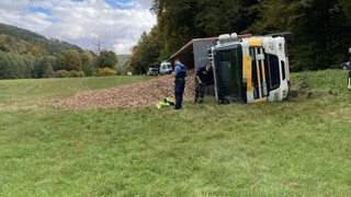 Fahrer verliert Kontrolle: Sattelzug bei Bad Orb umgekippt