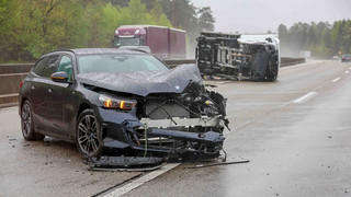 A7 bei Hünfeld: Auto und Kleintransporter zusammengestoßen