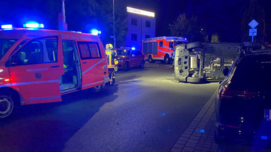 Unfall in Bad Vilbel: Auto überschlägt sich
