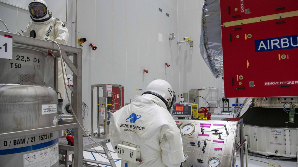 "Juice" wird wird betankt. Die Sonde benötigt den Treibstoff um kritische Manöver um das Jupiter-System durchführen zu können und in eine Umlaufbahn zu gelangen.