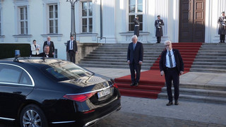 Selenskyj in Berlin: Empfang von Steinmeier und Klöckner