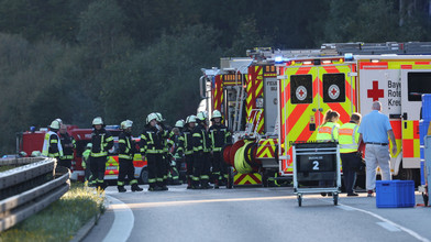 Reisebus auf A96 umgekippt: Zwei Tote und 26 Verletzte