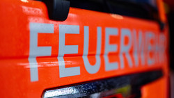 Brand in Entsorgungsbetrieb in Kelkheim: große Rauchwolke