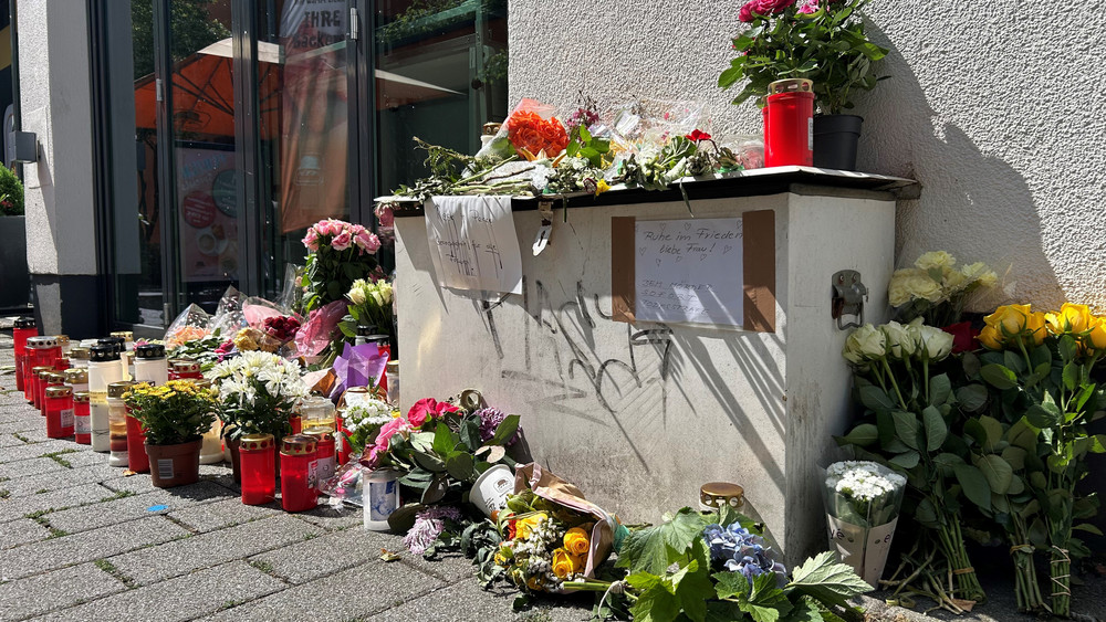 Blumen erinnern in Kelkheim an den tödlichen Angriff mit einer Machete.