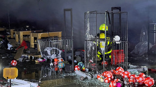 Großbrand in Frankfurt-Höchst: Geschäftsgebäude komplett in Flammen