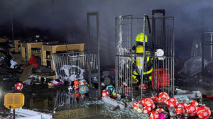 Großbrand in Frankfurt-Höchst: Geschäftsgebäude komplett in Flammen