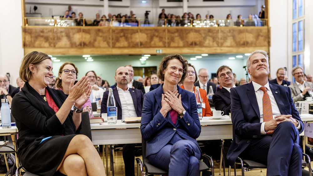 Christiane Tietz (m.), neugewählte Kirchenpräsidentin der EKHN, freut sich über ihre erfolgreiche Kandidatur neben den Mitbewerbern Henriette Crüwell und Martin Mencke.