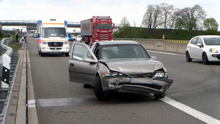 Blitzer erschreckt Autofahrerin: 20-Jährige kracht in Leitplan