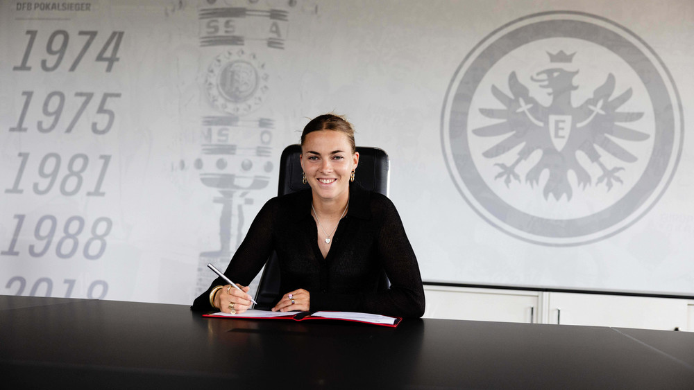 Laura Freigang hat ihren Vertrag bei der Eintracht verlängert.