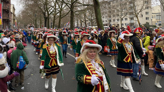 Mainzer Rosenmontagszug lockt tausende Jecken an