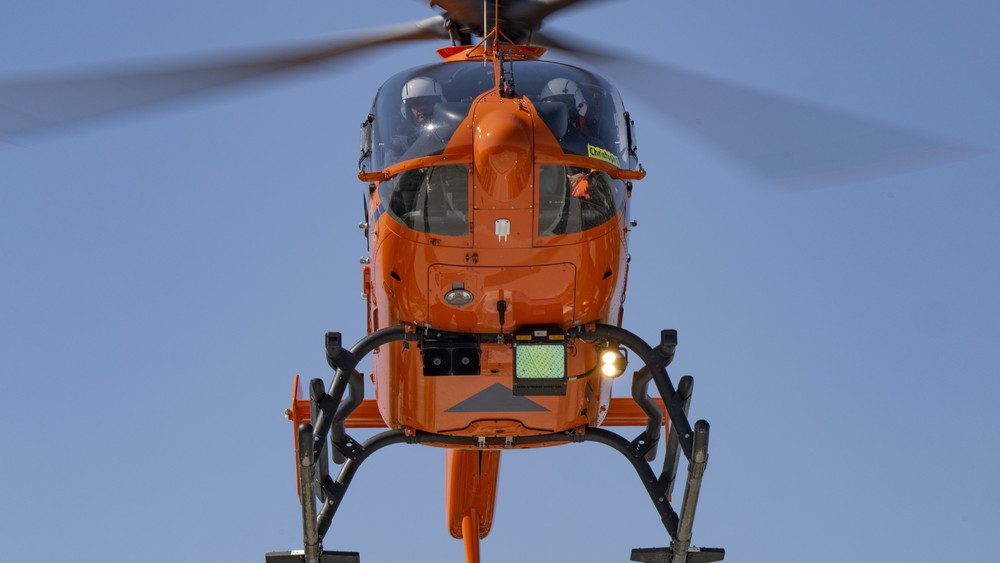 Rettungshubschrauber bei bei Frontalzusammenstoß zweier Motorräder im Einsatz.