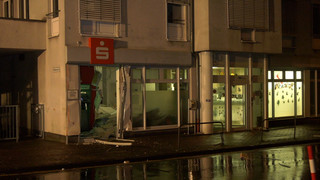 Explosion in Frankfurter Bank-Filiale: Warfen Jugendliche Böller?