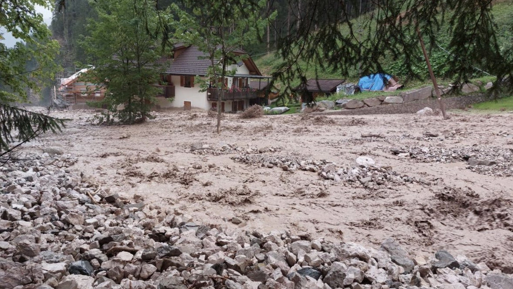 Schlamm und Wasser im oberen Pustertal in Sütdirol. Lokal heftige Gewitter mit Starkregen haben am Abend des 29.07.2023 zu größeren Schäden geführt. 