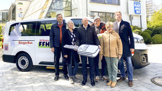 Vor dem FFH-Funkhaus: Land fördert Bürgerbus-Projekte in Hessen