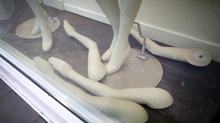 Polizei in Mainz sucht nach Schaufensterpuppe und Klamotten-Dieb