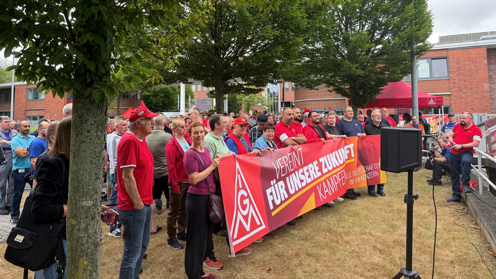 Rund 150 Mitarbeiter hatten sich vor dem VW-Werk versammelt.