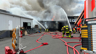 Großbrand in Lagerhalle in Frankfurt - Millionenschaden und Verletzte