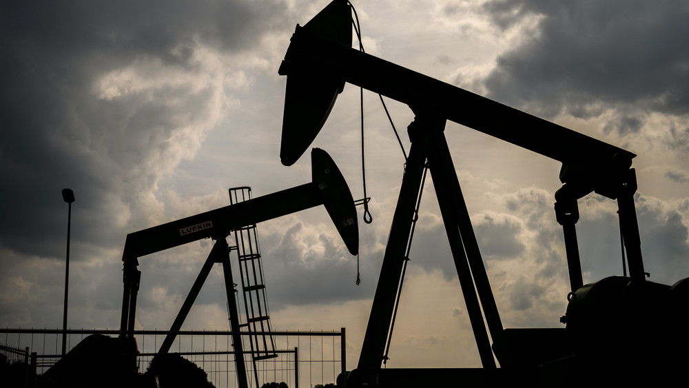 Die Ölpreise steigen - und das bremst den Dax zum Auftakt ins zweite Quartal aus.