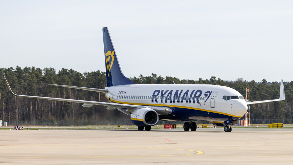 Die Fluggesellschaft Ryanair fordert von der Bundesregierung, die erhöhte Luftverkehrssteuer zurückzunehmen (Symbolbild). 