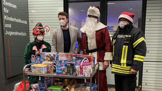 Weihnachtsmann seilt sich vom Dach der Gießener Kinderklinik ab