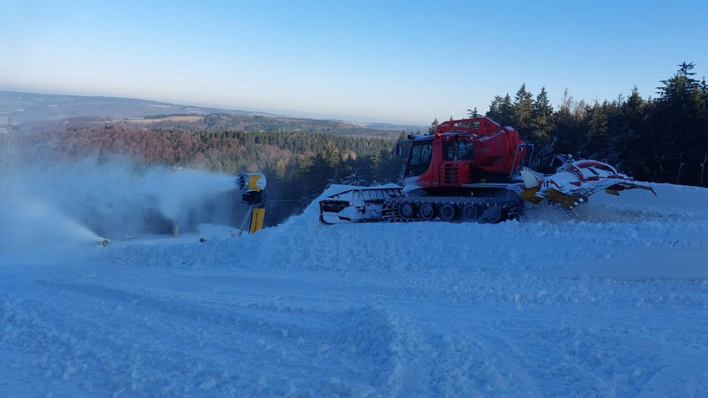 Die Wasserkuppe startet in die Wintersaison. Es liegen zehn bis 15 Zentimeter Kunstschnee. 