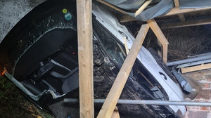 Spektakulärer Unfall in Frankenberg: Auto kopfüber im Haus