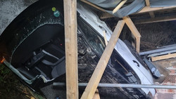 Spektakulärer Unfall in Frankenberg: Auto kopfüber im Haus