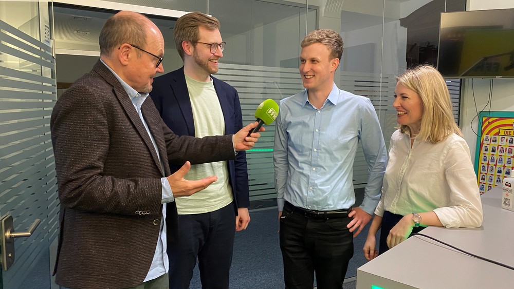 Beim FFH-Studiotalk mit den Reportern Peter Hartmann (links) und Benjamin May (2.v.links): Die Grünen Landeschefs  Andreas Ewald und Kathrin Anders