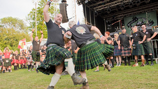 Männer in Röcken werfen Baumstämme: Highland Games in Canstein